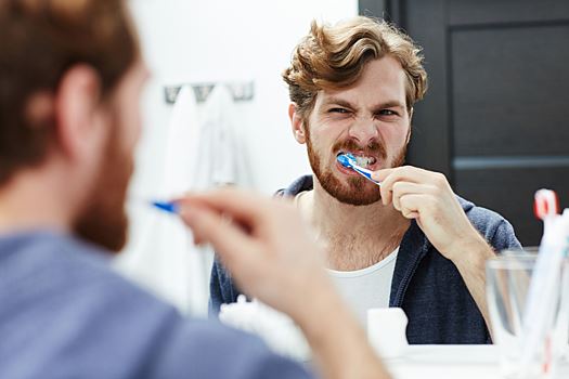 Как правильно чистить зубы и какую выбрать щетку: советы стоматолога