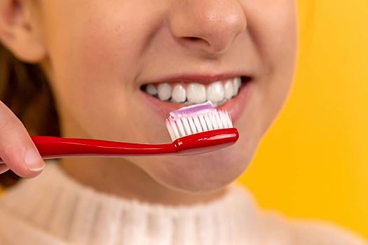 Стоматолог посоветовал не чистить зубы до завтрака