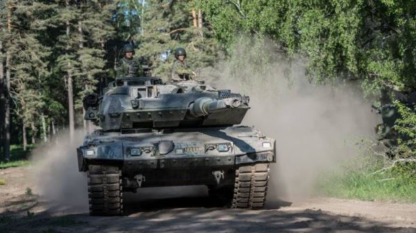 Танки Stridsvagn 122 попали на Украину