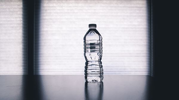 Врач-терапевт рассказала, когда вода в пластиковой бутылке становится смертельно опасной