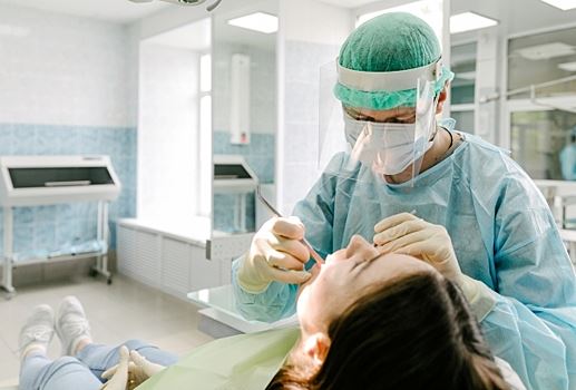 «Чудес не бывает»: Стоматолог предостерег россиян от пломбирования зубов в домашних условиях